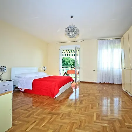 Apartment Lela Podstrana