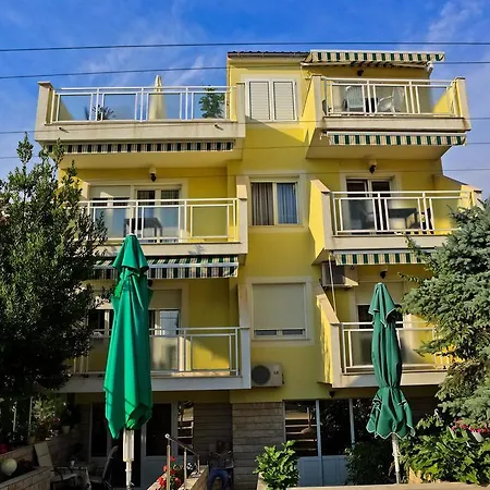 Lela Apartment *