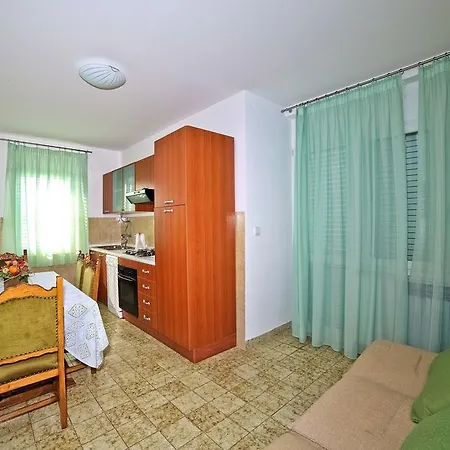 Lela Podstrana