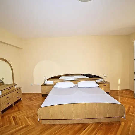 Apartment Lela Podstrana